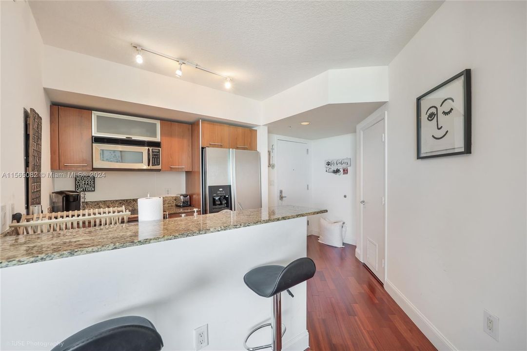 For Sale: $329,000 (1 beds, 1 baths, 657 Square Feet)