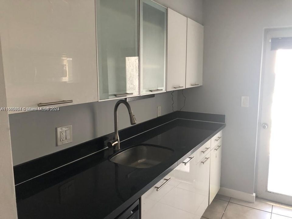 For Sale: $339,000 (1 beds, 1 baths, 775 Square Feet)