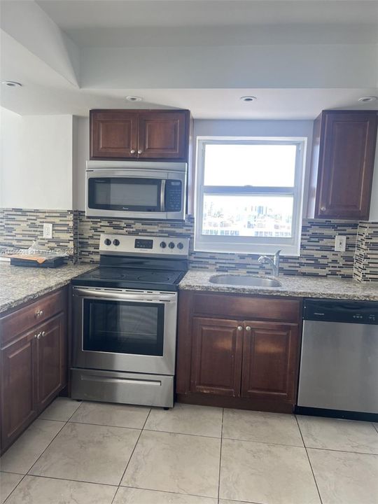 For Rent: $2,750 (2 beds, 2 baths, 1135 Square Feet)