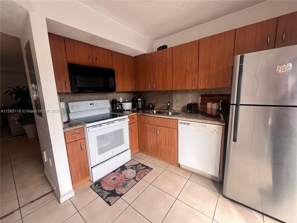 Recently Sold: $299,900 (2 beds, 2 baths, 861 Square Feet)