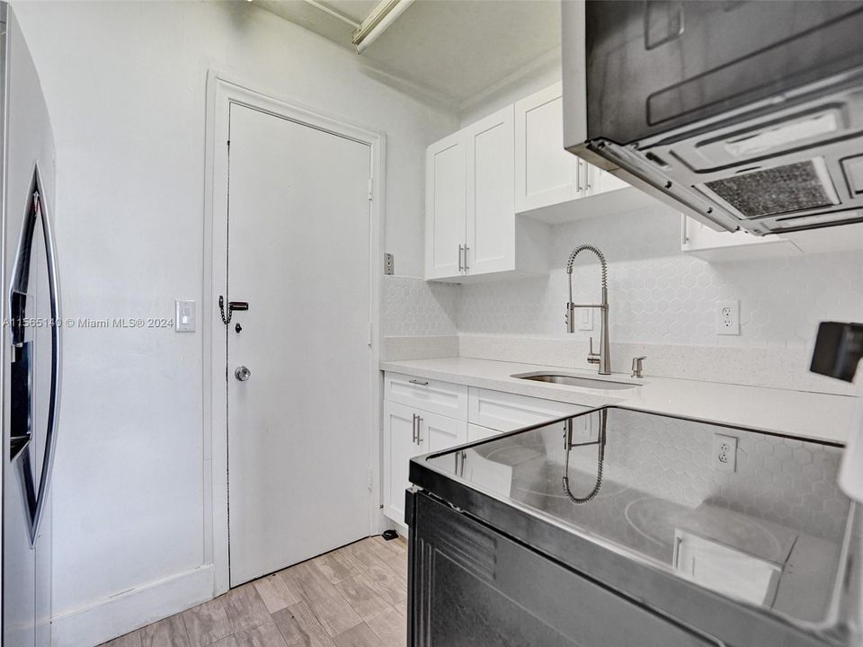 For Sale: $149,500 (1 beds, 1 baths, 756 Square Feet)