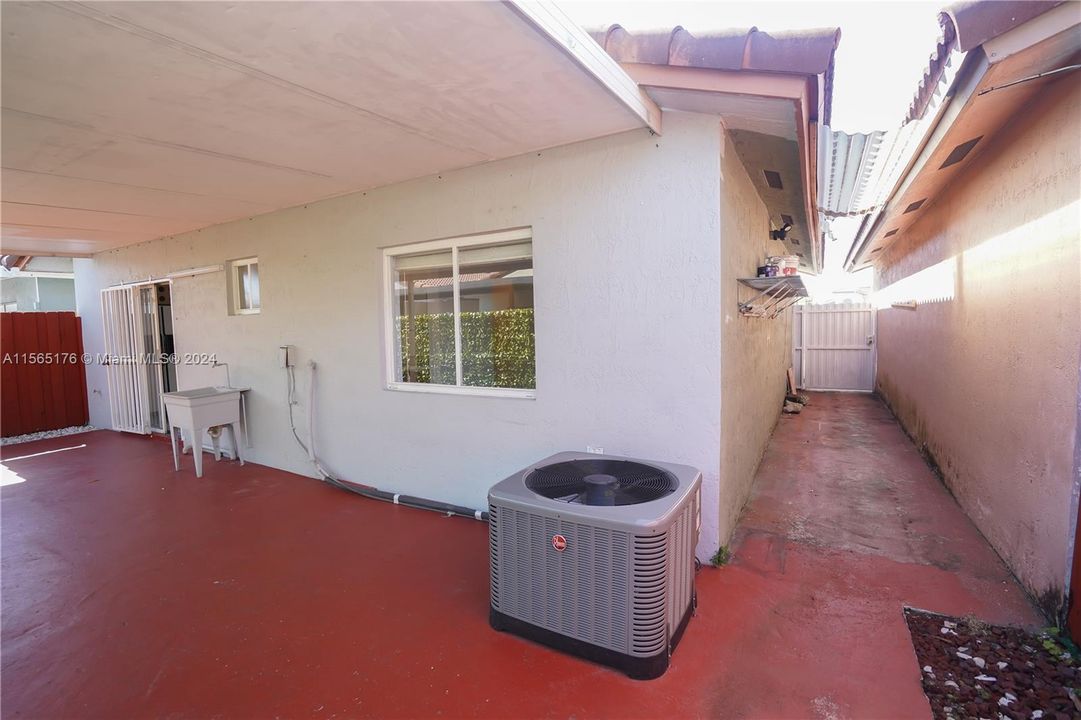 For Sale: $410,000 (2 beds, 2 baths, 990 Square Feet)