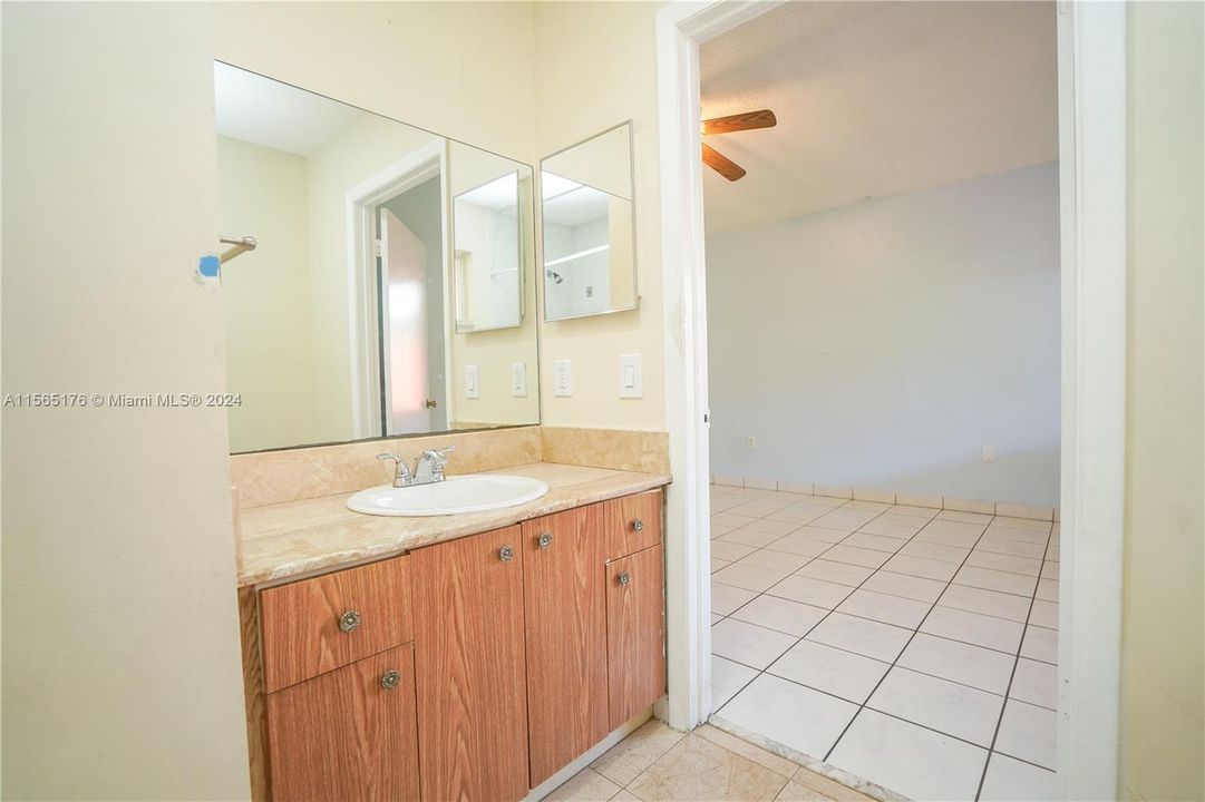 For Sale: $410,000 (2 beds, 2 baths, 990 Square Feet)