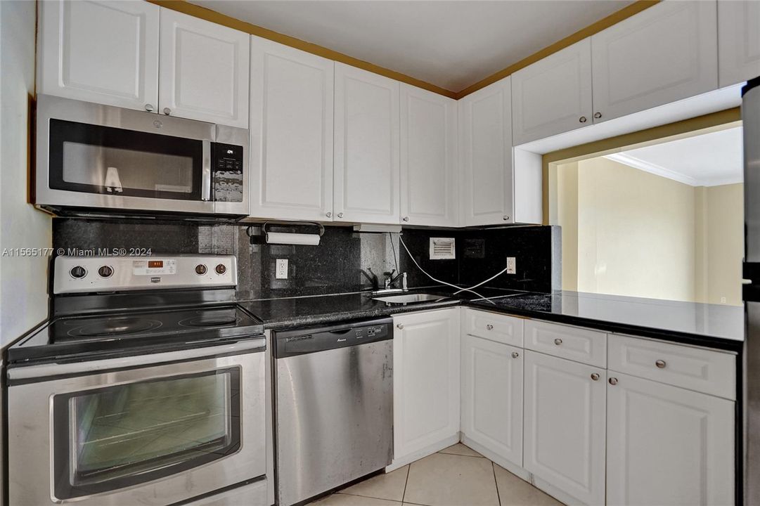 For Rent: $2,000 (1 beds, 1 baths, 817 Square Feet)