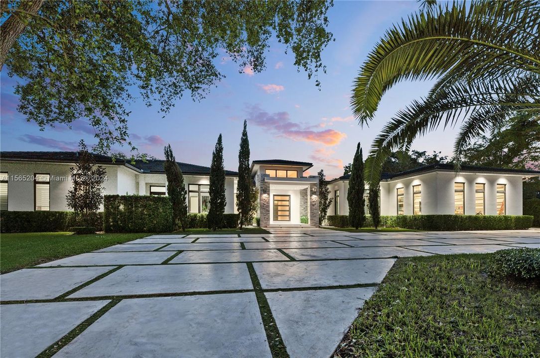 For Sale: $4,899,950 (5 beds, 6 baths, 5202 Square Feet)