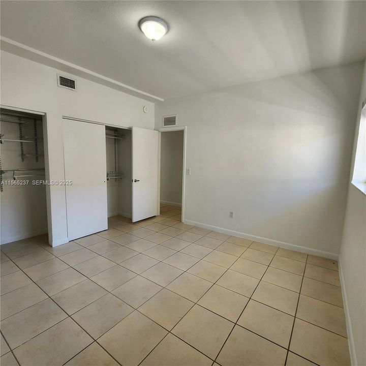 For Sale: $245,000 (1 beds, 1 baths, 666 Square Feet)