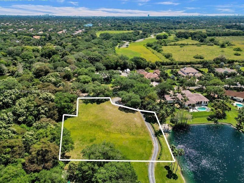 На продажу: $1,875,000 (1.64 acres)