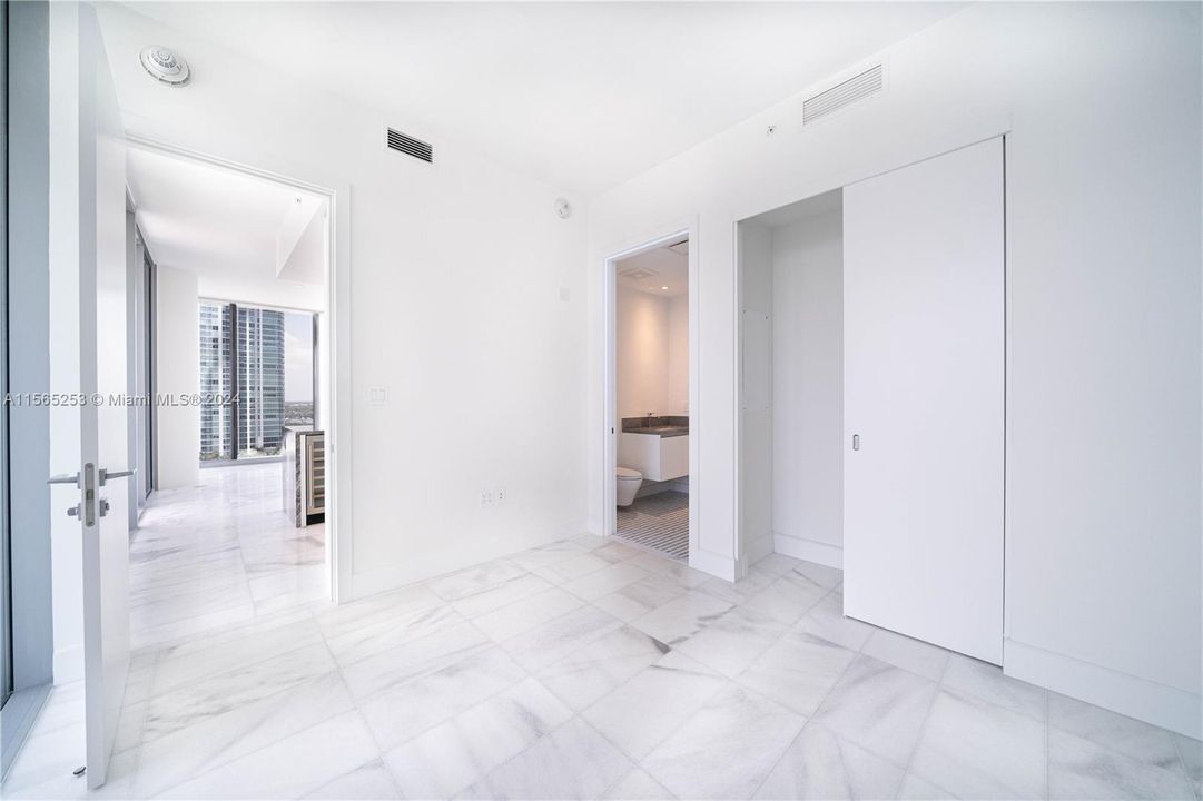 Active With Contract: $1,149,000 (2 beds, 2 baths, 1229 Square Feet)
