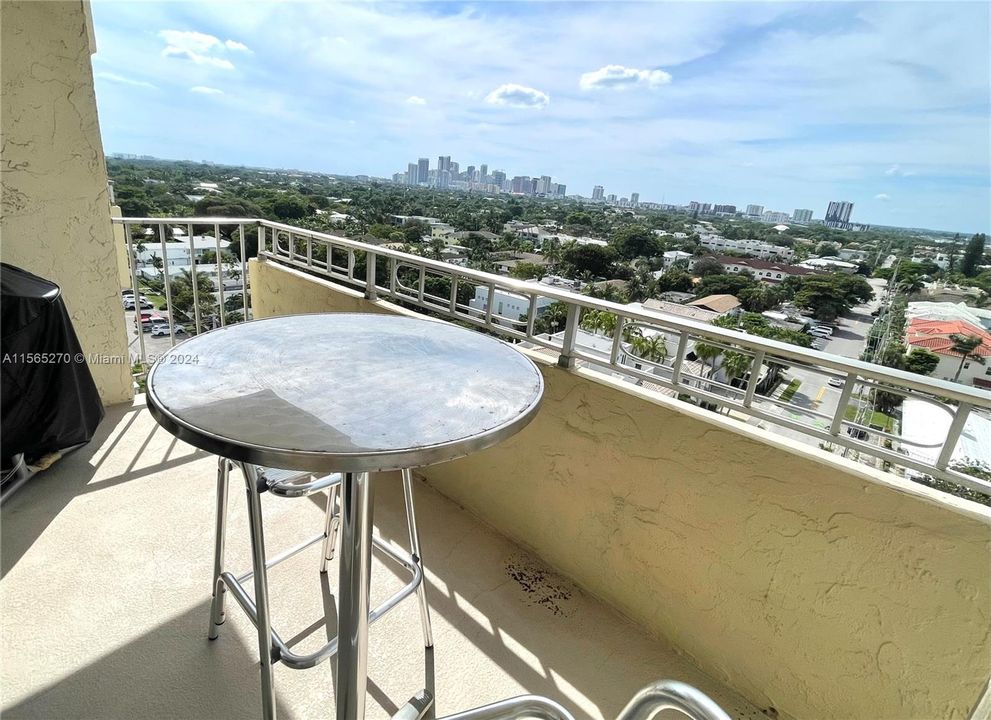 For Sale: $210,000 (1 beds, 1 baths, 690 Square Feet)