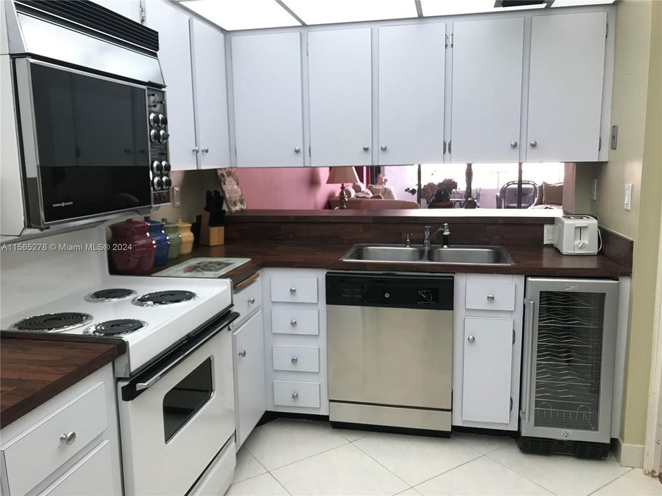 For Rent: $4,200 (1 beds, 1 baths, 1089 Square Feet)
