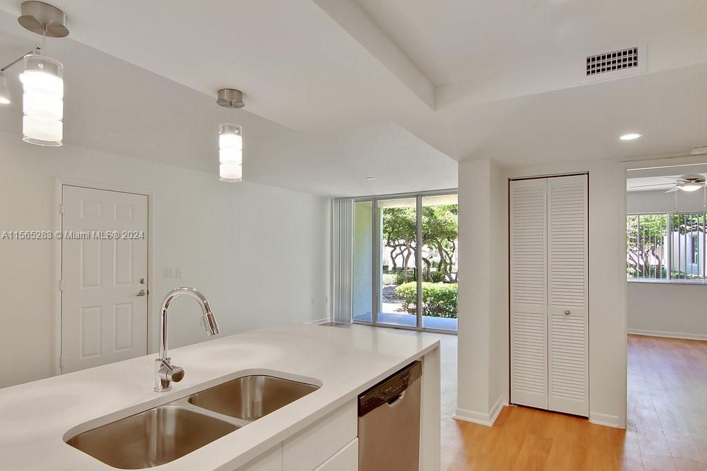 Active With Contract: $2,401 (1 beds, 1 baths, 795 Square Feet)