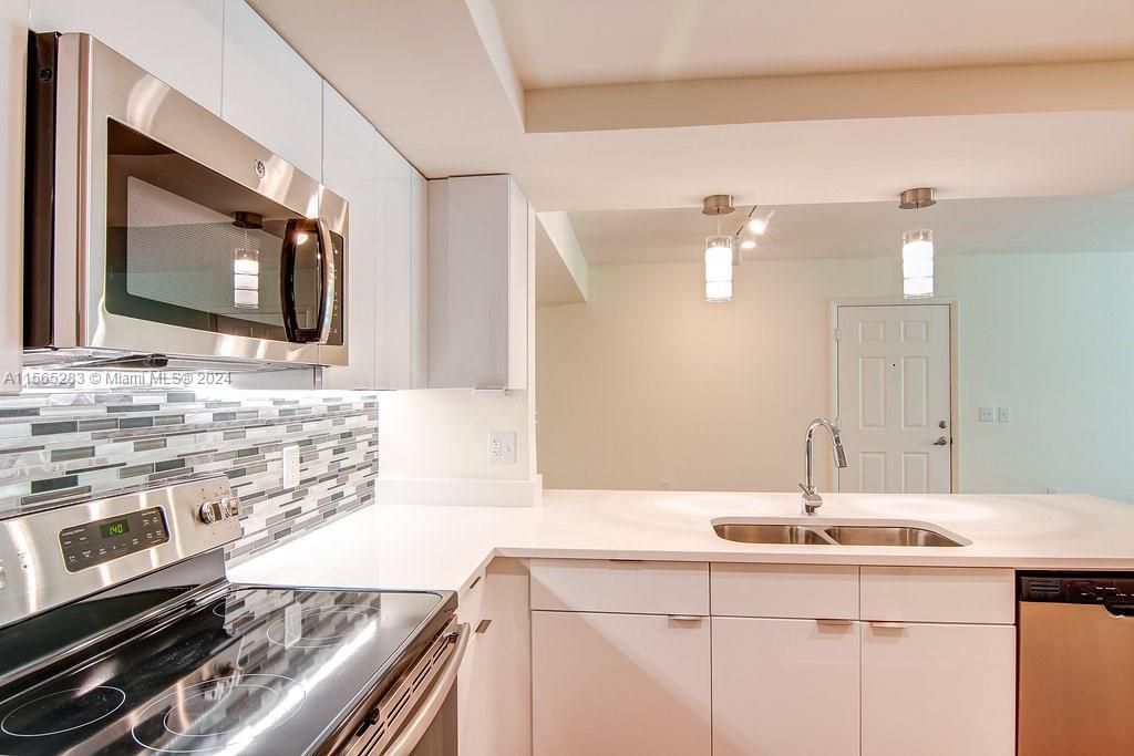 Active With Contract: $2,401 (1 beds, 1 baths, 795 Square Feet)