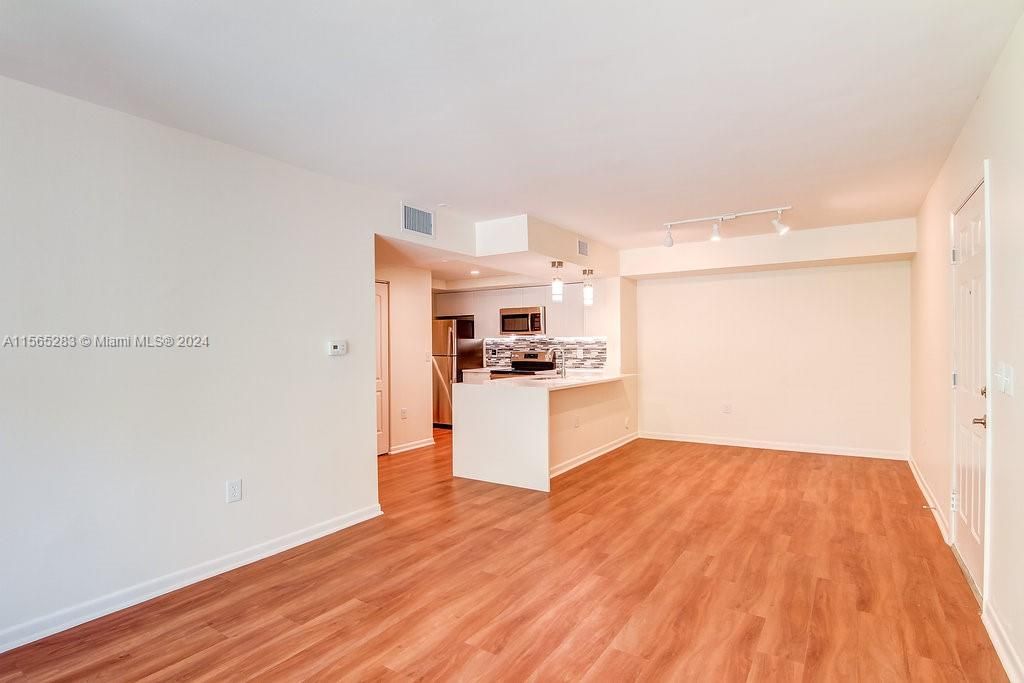 Active With Contract: $2,401 (1 beds, 1 baths, 795 Square Feet)