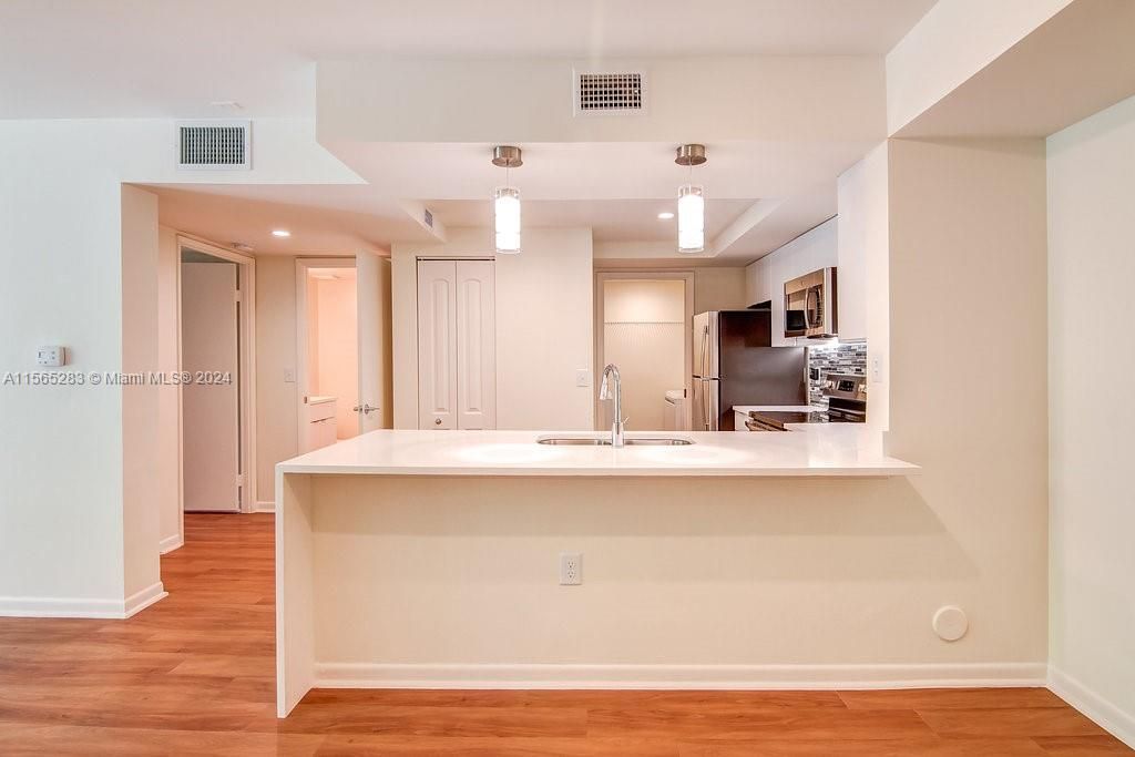 Active With Contract: $2,401 (1 beds, 1 baths, 795 Square Feet)