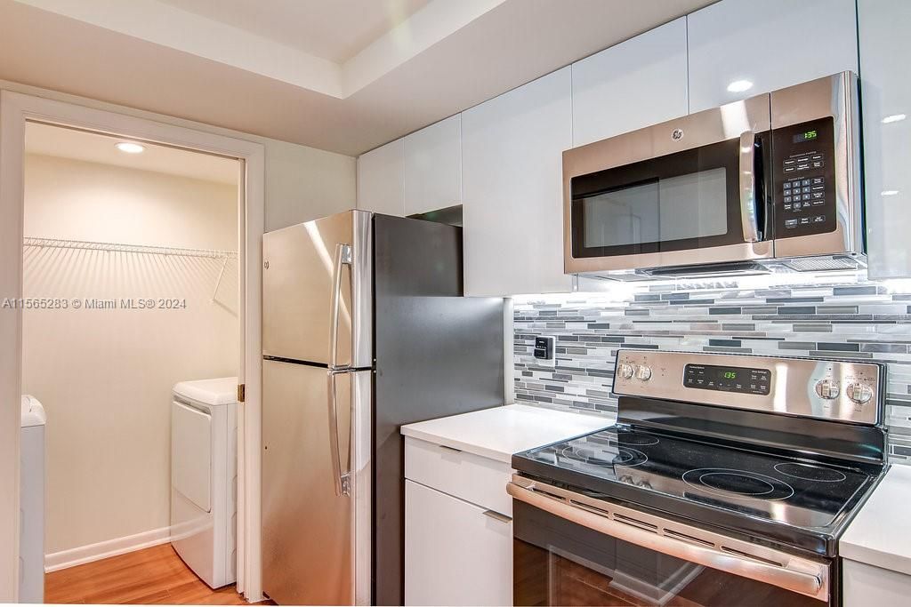 Active With Contract: $2,401 (1 beds, 1 baths, 795 Square Feet)