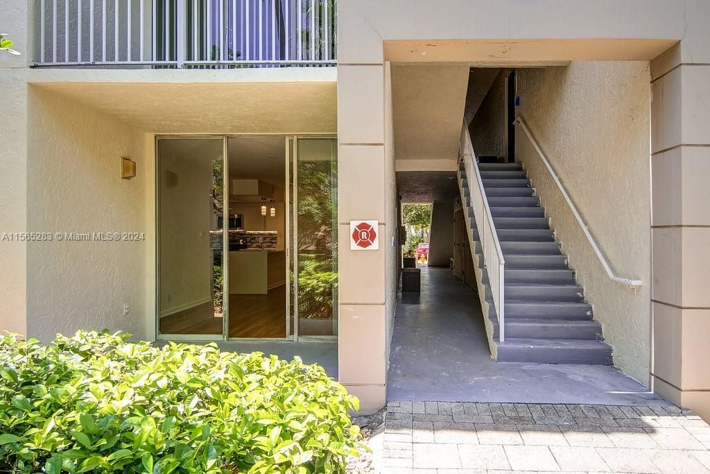 Active With Contract: $2,401 (1 beds, 1 baths, 795 Square Feet)