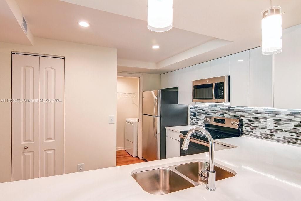 Active With Contract: $2,401 (1 beds, 1 baths, 795 Square Feet)