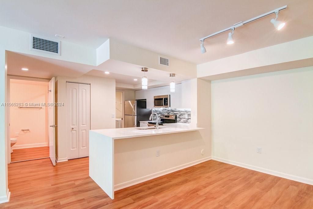 Active With Contract: $2,401 (1 beds, 1 baths, 795 Square Feet)