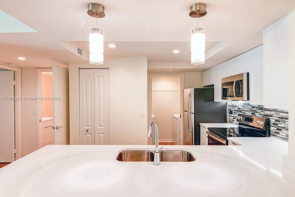 Active With Contract: $2,401 (1 beds, 1 baths, 795 Square Feet)
