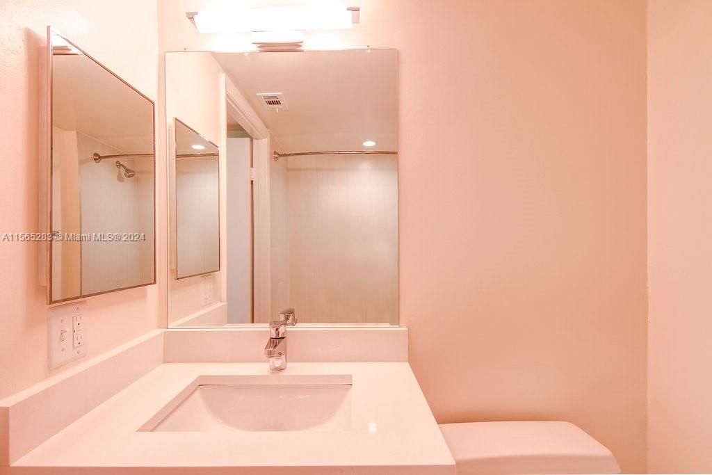 Active With Contract: $2,401 (1 beds, 1 baths, 795 Square Feet)