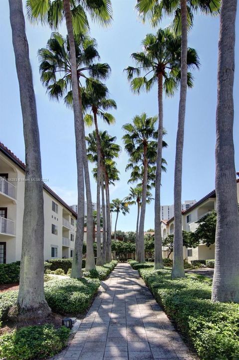 Active With Contract: $2,401 (1 beds, 1 baths, 795 Square Feet)