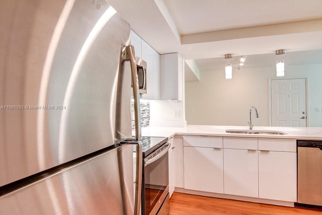 Active With Contract: $2,401 (1 beds, 1 baths, 795 Square Feet)