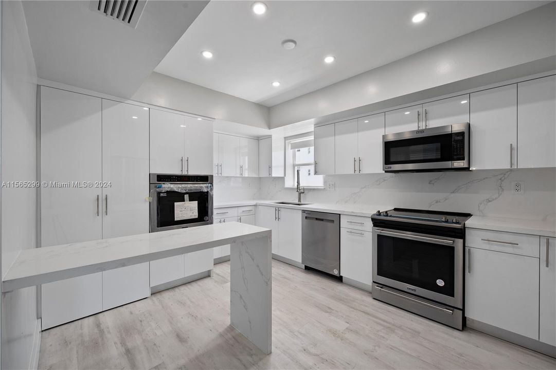 Recently Rented: $4,600 (2 beds, 2 baths, 1352 Square Feet)