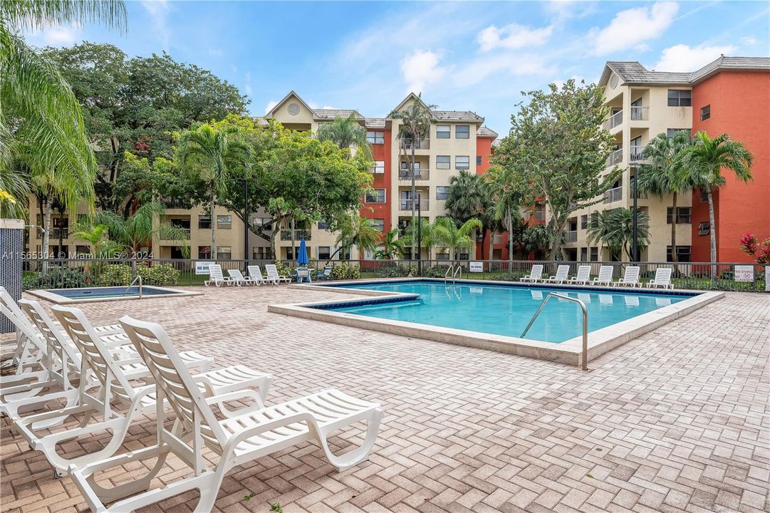 Active With Contract: $2,300 (2 beds, 2 baths, 992 Square Feet)