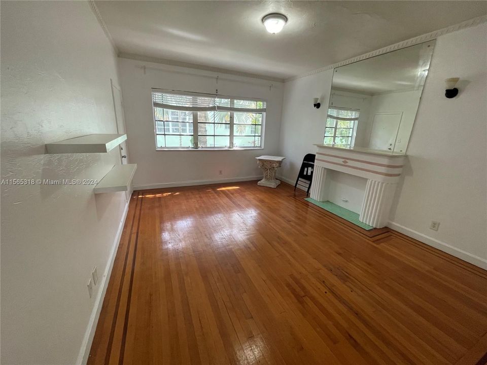 Active With Contract: $1,800 (1 beds, 1 baths, 540 Square Feet)