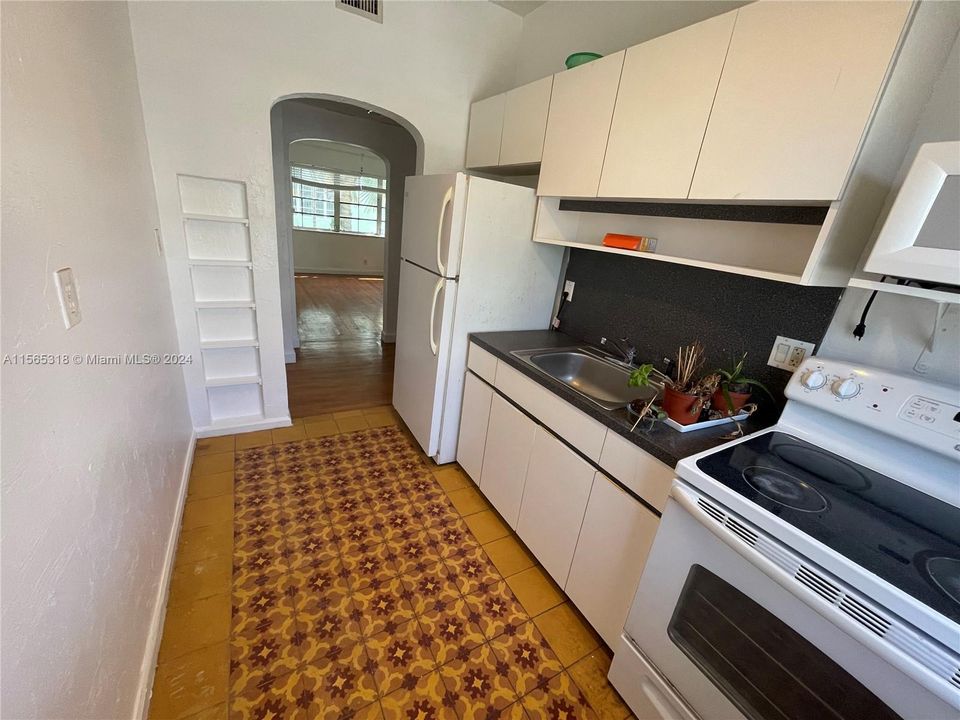 Active With Contract: $1,800 (1 beds, 1 baths, 540 Square Feet)