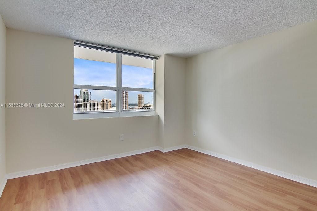 Active With Contract: $2,964 (1 beds, 1 baths, 928 Square Feet)