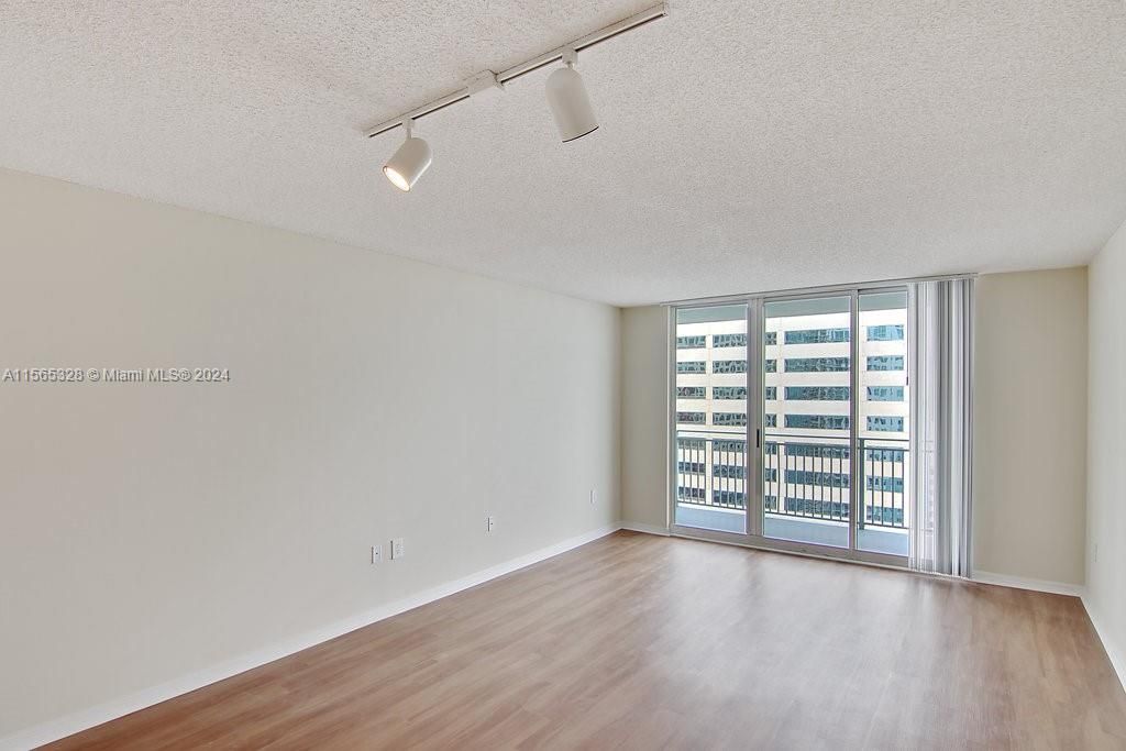Active With Contract: $2,964 (1 beds, 1 baths, 928 Square Feet)
