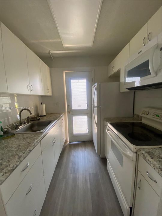 For Sale: $90,000 (1 beds, 1 baths, 688 Square Feet)