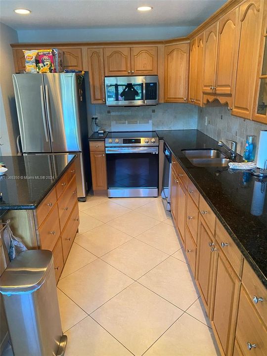 For Sale: $105,000 (1 beds, 1 baths, 726 Square Feet)