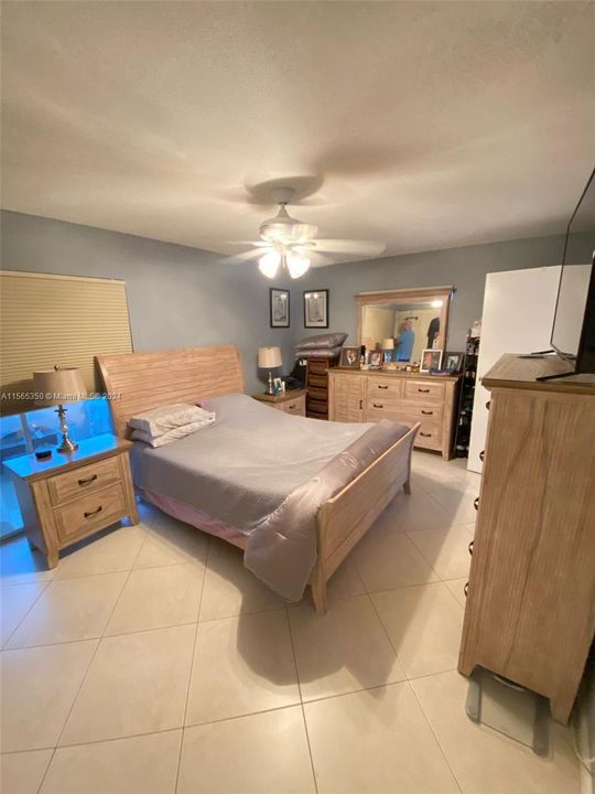 For Sale: $105,000 (1 beds, 1 baths, 726 Square Feet)