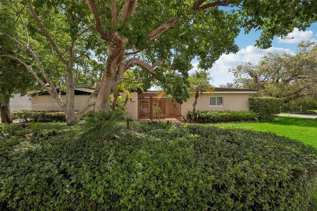 For Sale: $1,600,000 (3 beds, 2 baths, 2599 Square Feet)