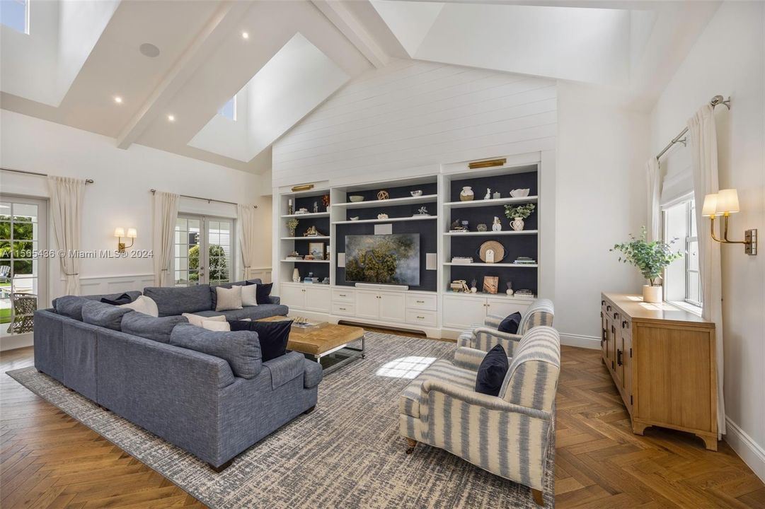 Active With Contract: $5,390,000 (5 beds, 6 baths, 4785 Square Feet)