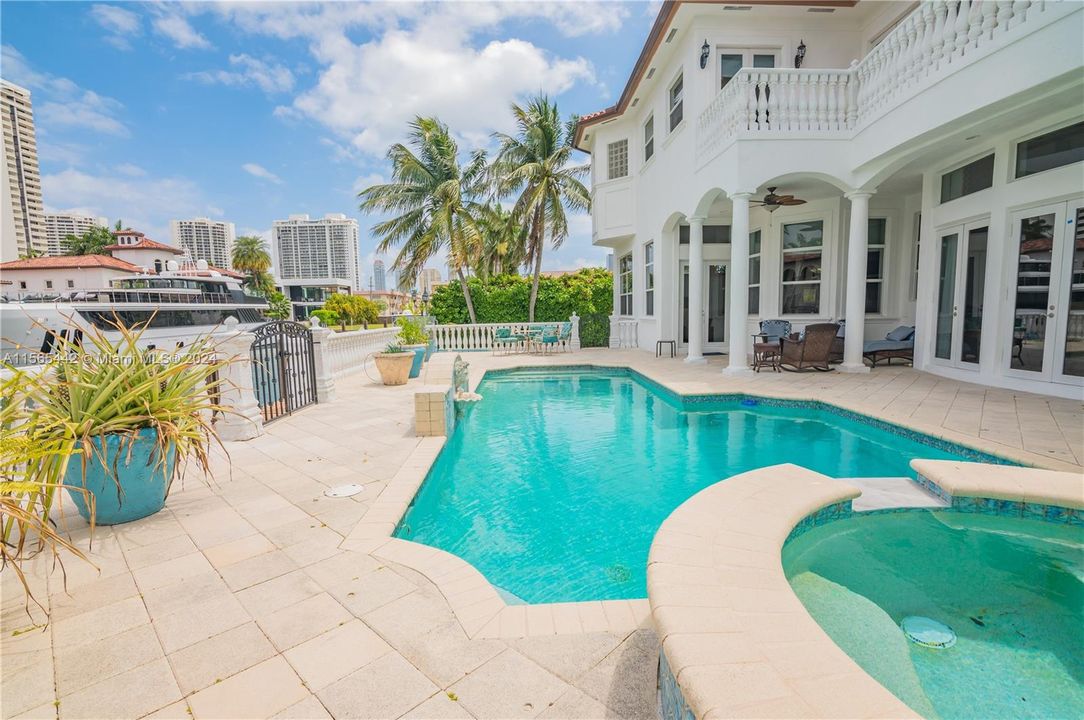 For Sale: $4,995,000 (5 beds, 4 baths, 6092 Square Feet)