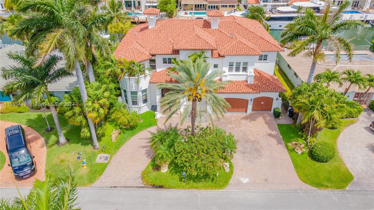 For Sale: $4,995,000 (5 beds, 4 baths, 6092 Square Feet)
