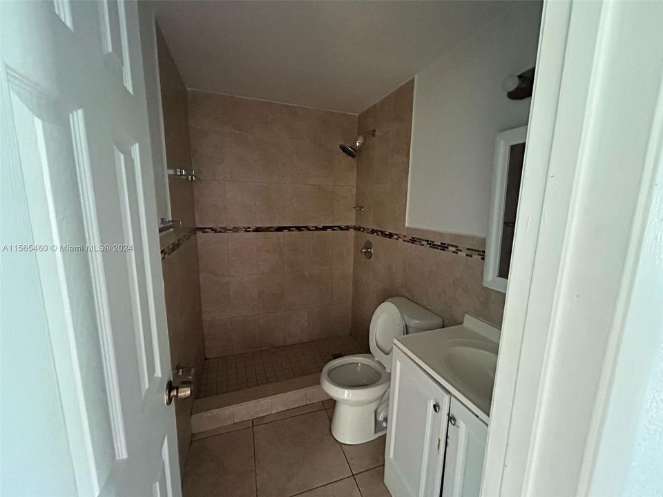 Active With Contract: $2,000 (2 beds, 1 baths, 750 Square Feet)