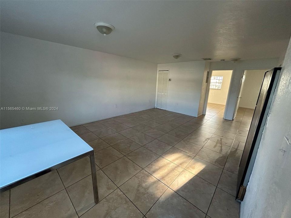 Active With Contract: $2,000 (2 beds, 1 baths, 750 Square Feet)