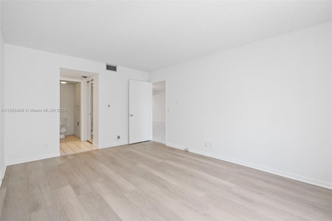Active With Contract: $205,000 (1 beds, 1 baths, 1065 Square Feet)