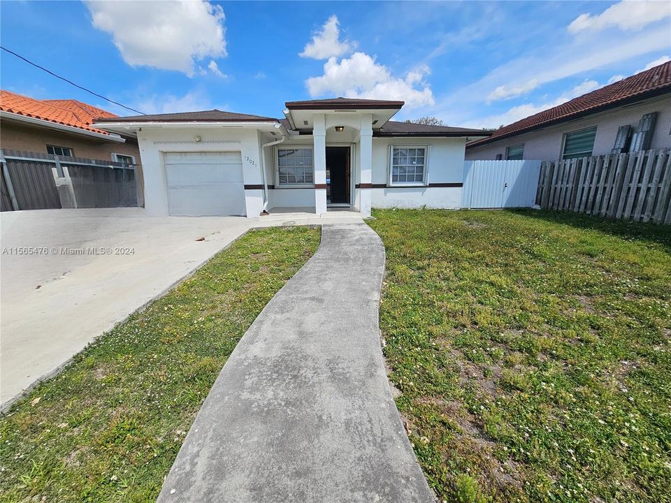 Recently Sold: $485,000 (3 beds, 2 baths, 854 Square Feet)