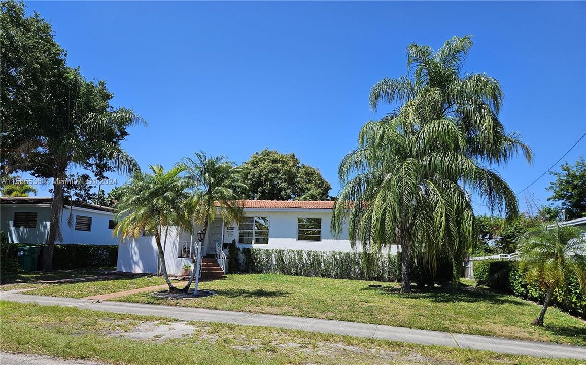 Recently Sold: $749,000 (3 beds, 2 baths, 1906 Square Feet)