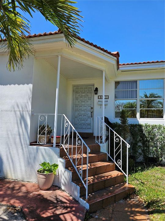 Recently Sold: $749,000 (3 beds, 2 baths, 1906 Square Feet)