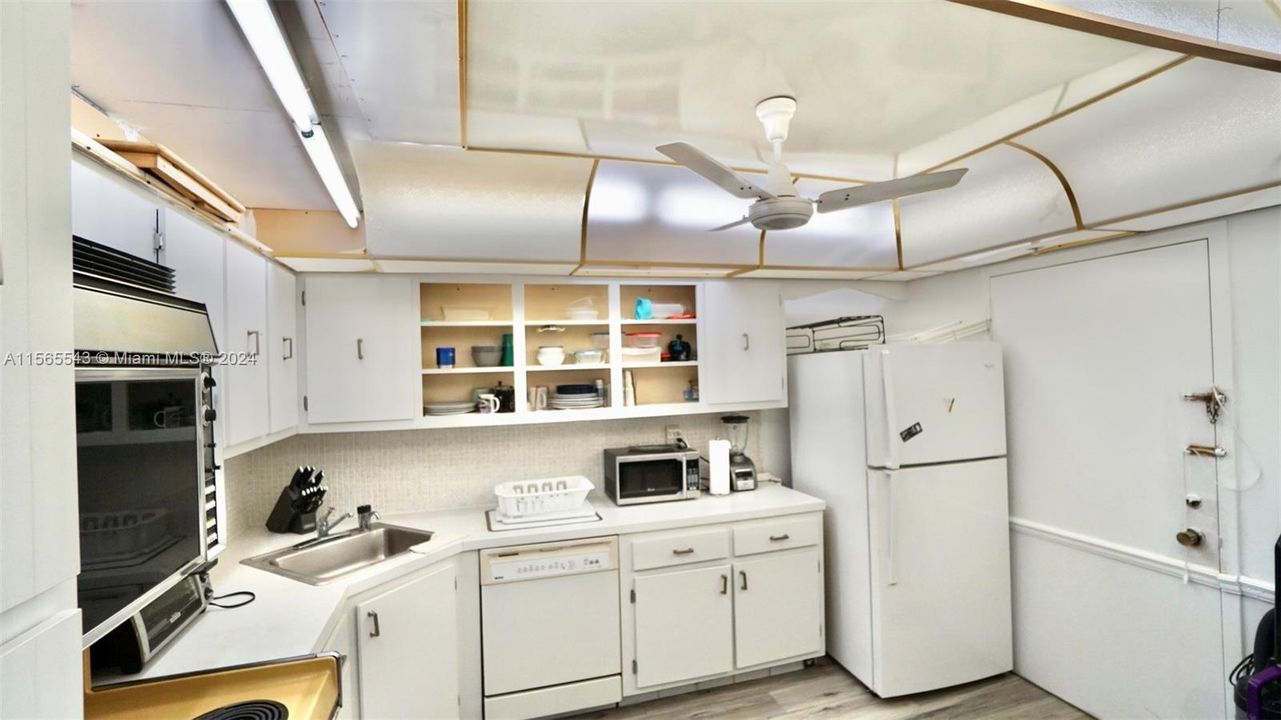 For Sale: $280,000 (2 beds, 2 baths, 1073 Square Feet)