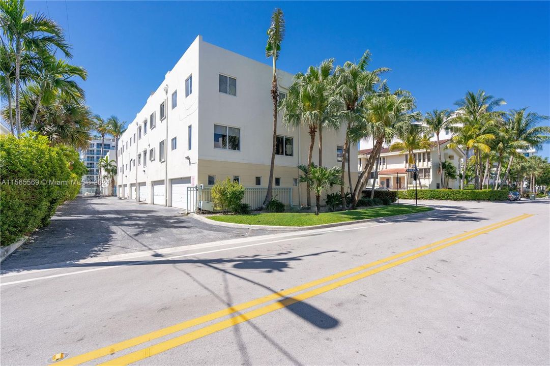 Active With Contract: $1,300,000 (3 beds, 2 baths, 2352 Square Feet)