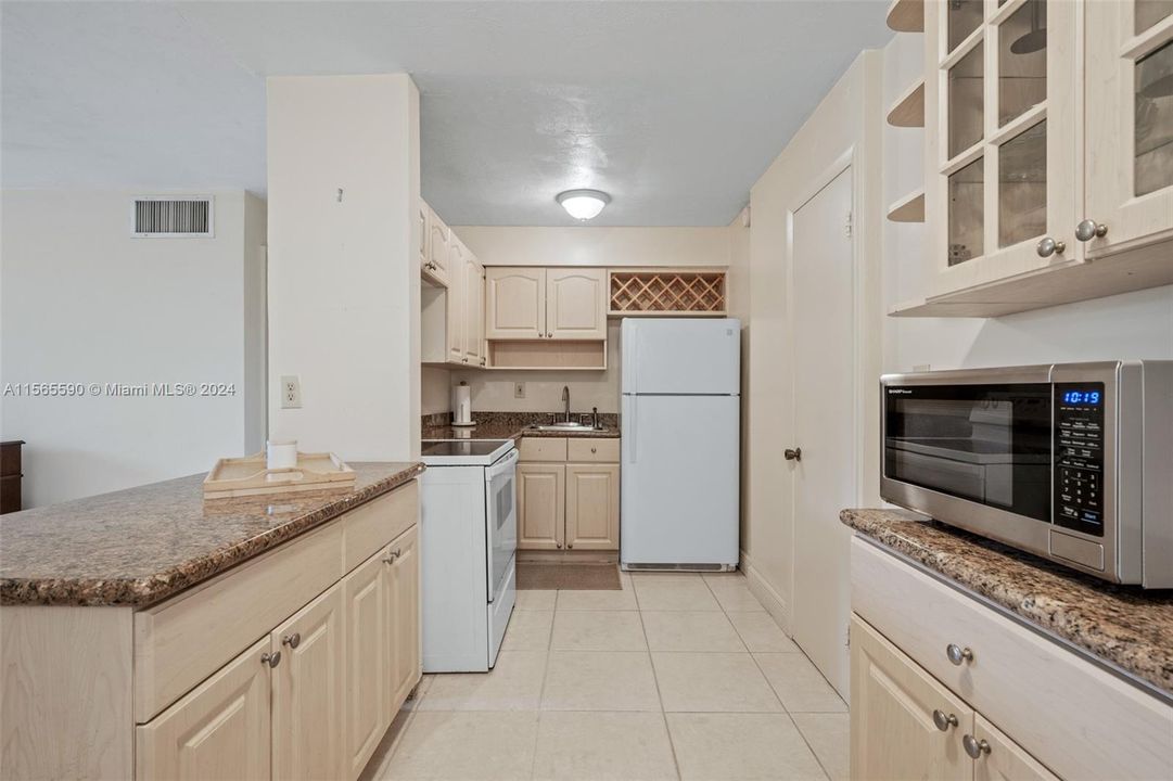 Active With Contract: $200,000 (1 beds, 1 baths, 560 Square Feet)