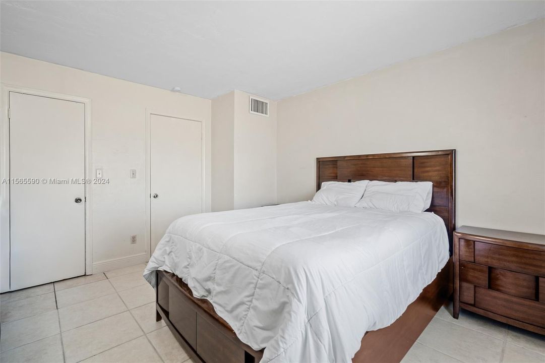 Active With Contract: $200,000 (1 beds, 1 baths, 560 Square Feet)