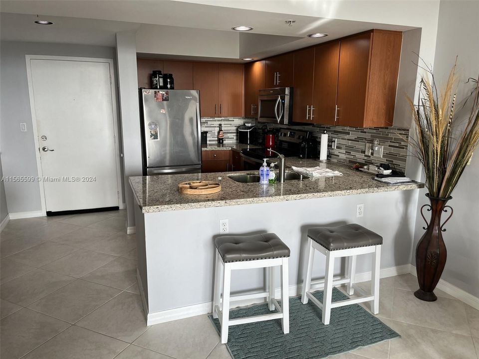 Recently Sold: $340,000 (1 beds, 1 baths, 817 Square Feet)